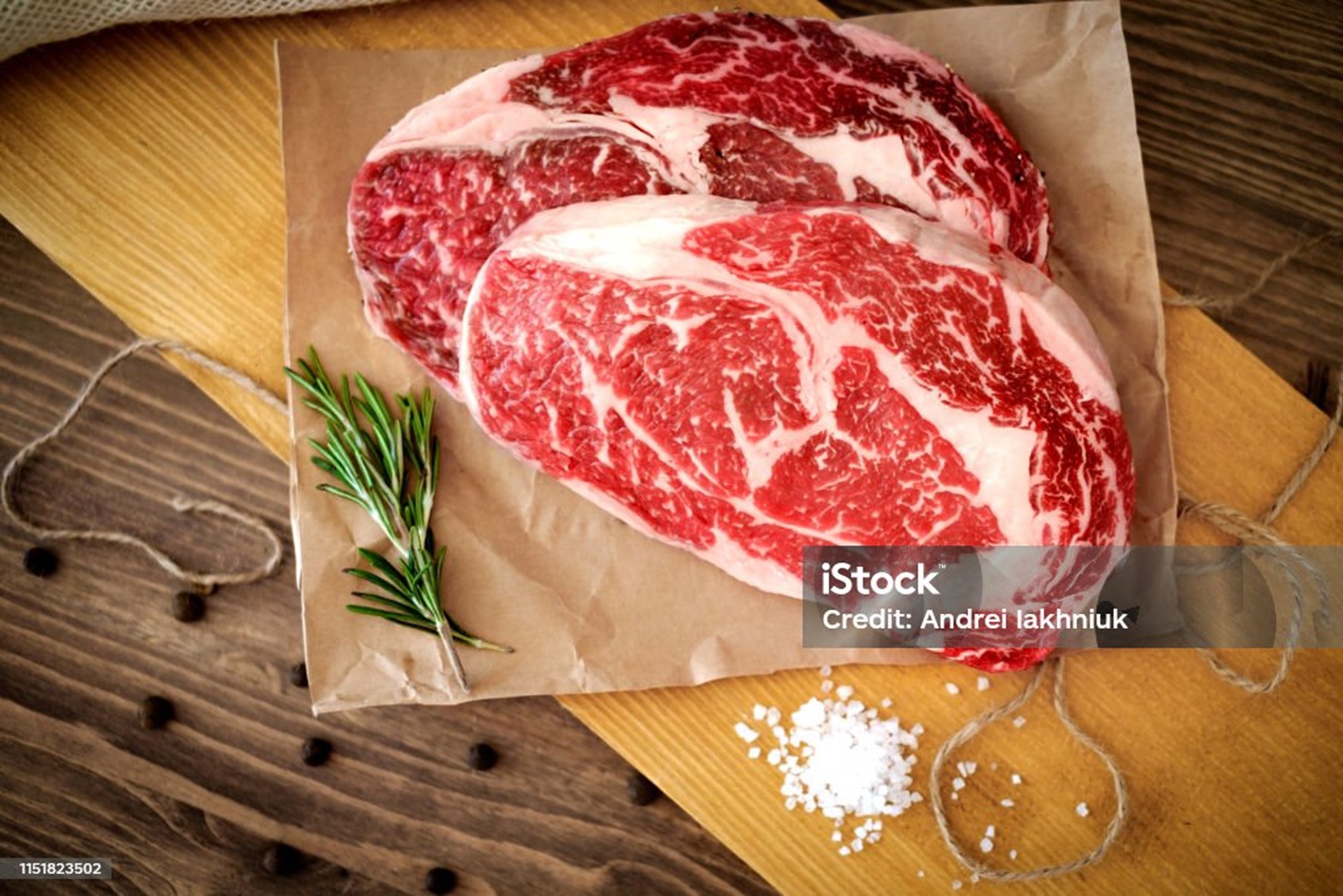 Viande marbrée crue